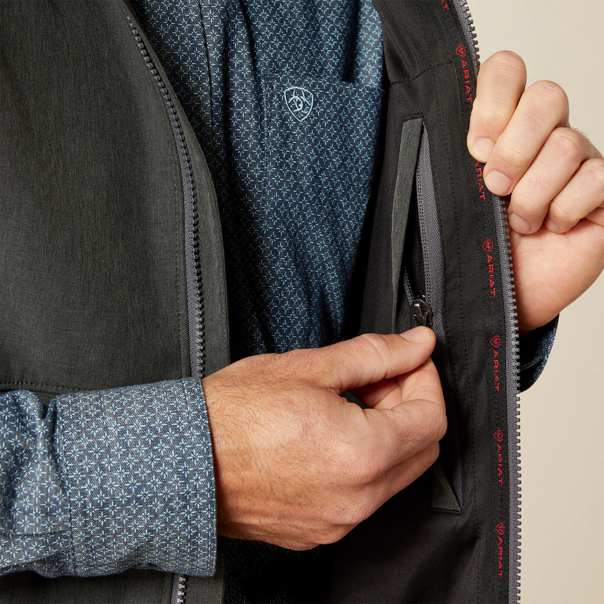 Logo Softshell Vest Men | Ariat online